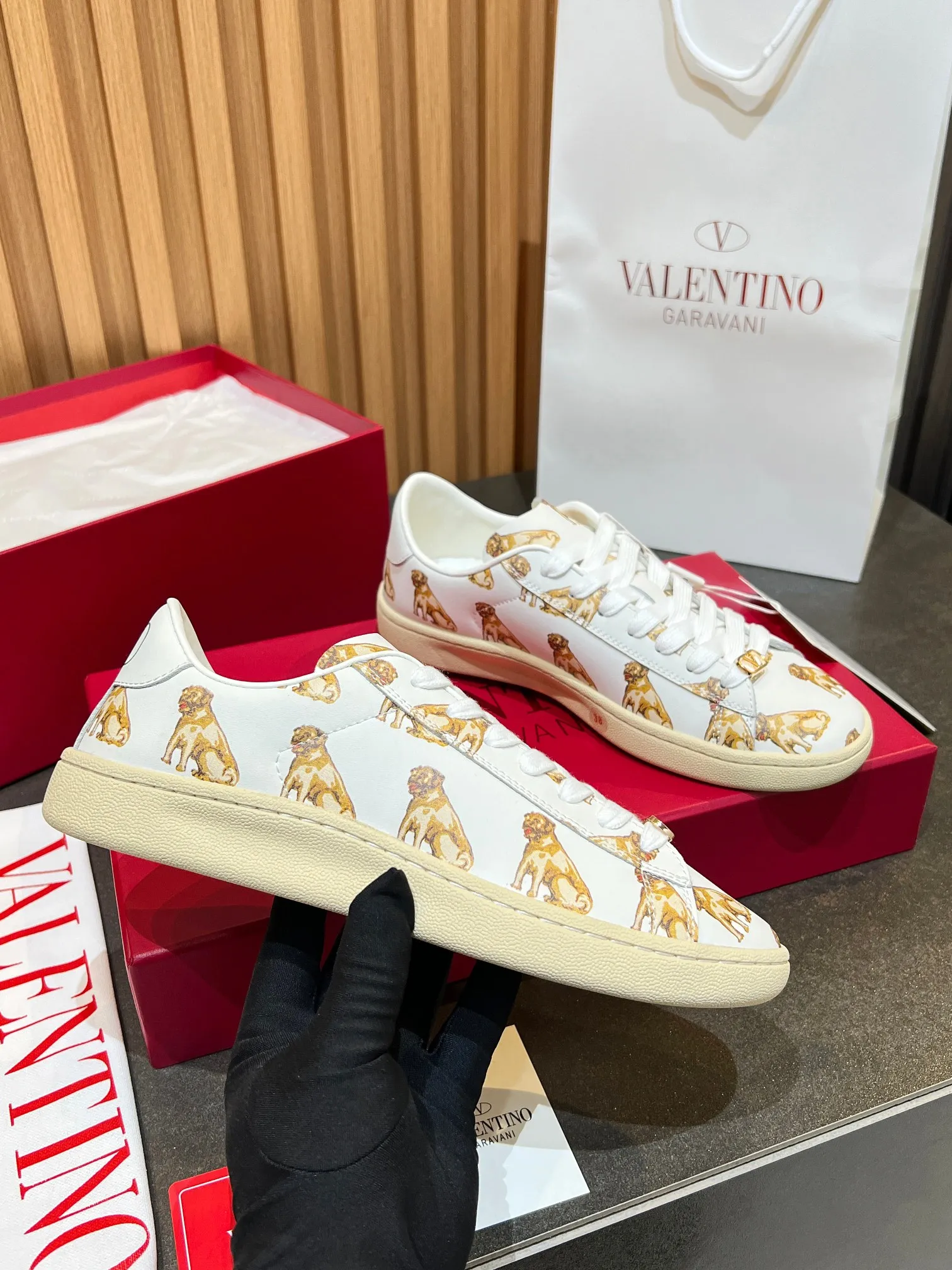 [Valentino] P: 640💰 Couple style, size: women 35-40▪️men 39-44 (45. Customized) Valentino VLTN casual shoes 2025 latest moral training shoes I can't put it down. Seiko details of cowhide sneakers, retro fashion, simple and advanced, casual matching. 1:1 restoration! Top luxury masterpiece, lace-up design, soft and comfortable imported calfskin brings excellent and elegant texture and excellent foot comfort. Top purchasing version upper: imported calfskin surface/original oil edge process + printing process. Inner lining: water-dyed cowhide lining. Outsole: original development 𝐓𝐏𝐔 two-color combination outsole. Packaging: full package with original configuration.